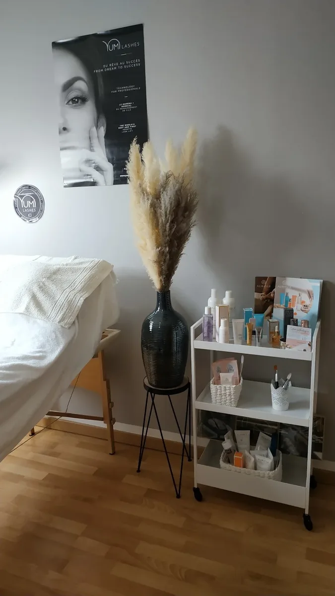 Table de soin et desserte cosmétique soignée