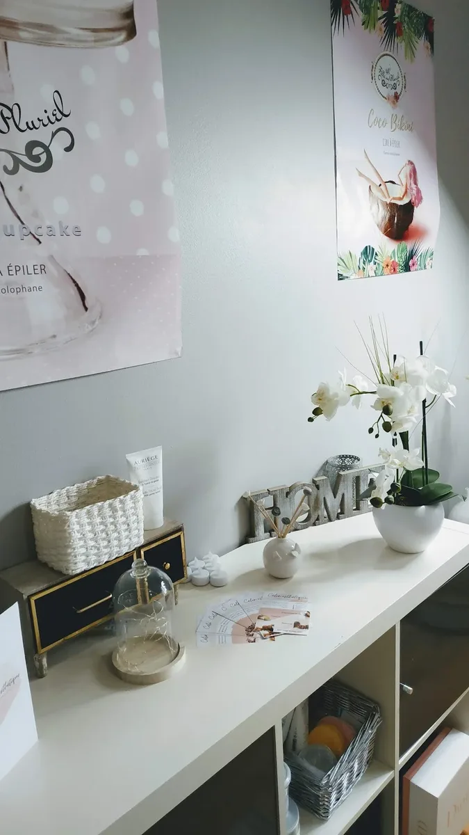 Décoration zen de l'institut avec orchidée blanche et cosmétiques